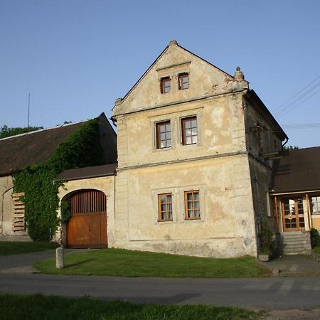 Apartman Na Statku Miskovice  Buitenkant foto