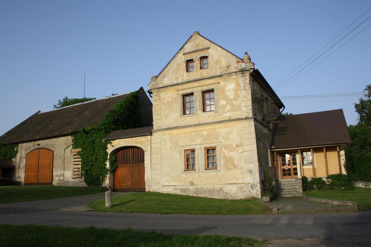 Apartman Na Statku Miskovice  Buitenkant foto