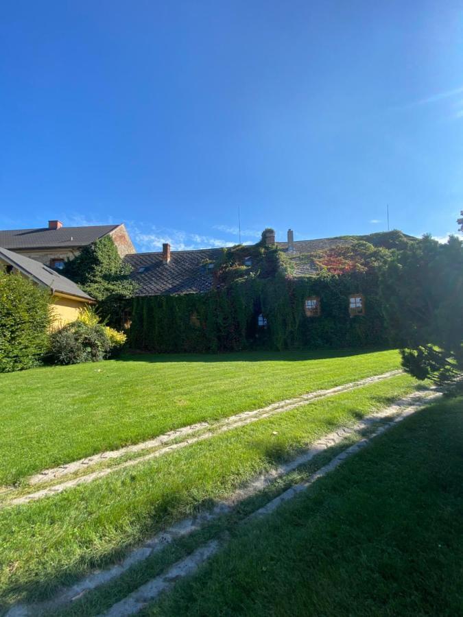 Apartman Na Statku Miskovice  Buitenkant foto